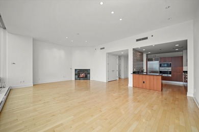 Rarely Available Pentier-Level Residence with Breathtaking Lake - photo 4