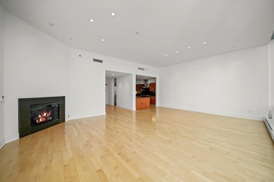 Rarely Available Pentier-Level Residence with Breathtaking Lake - photo 5