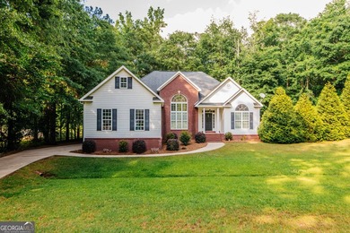 Welcome to your ideal retreat at Lake Sinclair, offering space - photo 1