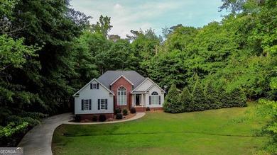 Welcome to your ideal retreat at Lake Sinclair, offering space - photo 2