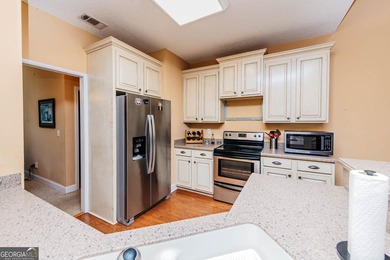 Welcome to your ideal retreat at Lake Sinclair, offering space - photo 8