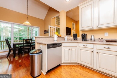 Welcome to your ideal retreat at Lake Sinclair, offering space - photo 9