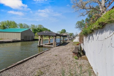 Welcome to Blue Heron Cove! This prestigious, tree-lined street - photo 45