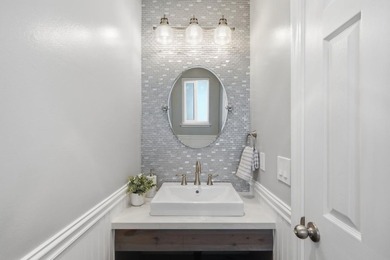Rare opportunity to own a beautifully remodeled townhouse-style - photo 4