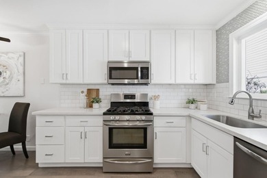 Rare opportunity to own a beautifully remodeled townhouse-style - photo 6