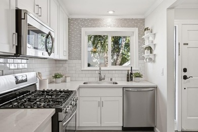 Rare opportunity to own a beautifully remodeled townhouse-style - photo 7