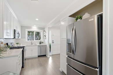 Rare opportunity to own a beautifully remodeled townhouse-style - photo 9