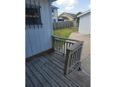 Charming 3-bedroom, 2-bath home conveniently located with quick - photo 13