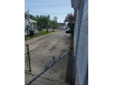Charming 3-bedroom, 2-bath home conveniently located with quick - photo 14