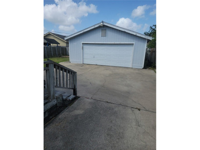 Charming 3-bedroom, 2-bath home conveniently located with quick - photo 15