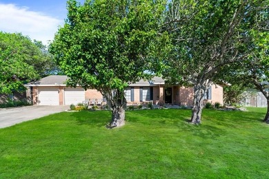 This fully furnished, move-in ready home features 3 bedrooms and - photo 1