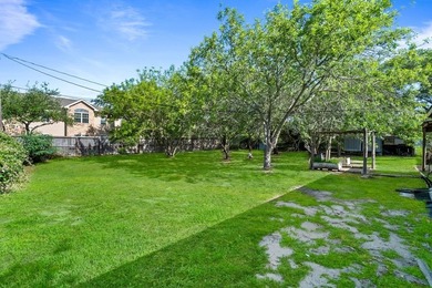 This fully furnished, move-in ready home features 3 bedrooms and - photo 3