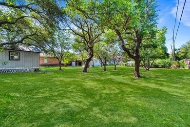 This fully furnished, move-in ready home features 3 bedrooms and - photo 4