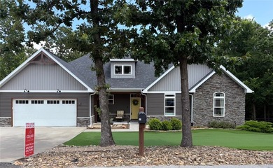 You don't want to miss this beautiful custom-built 3-bedroom - photo 1