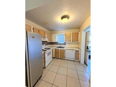 NEW PRICE!! First Floor 2 bedroom / 2 Bath unit. Tile Floors - photo 6