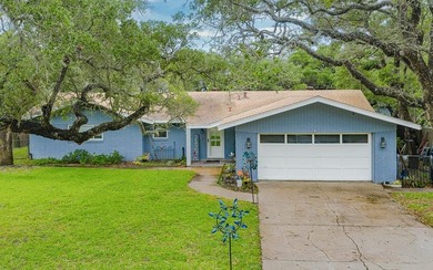 Welcome to this beautifully updated coastal rambler, where - photo 1