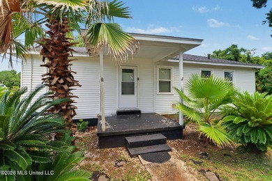 Beach Cottage Charm! Don't miss this adorable, move-in-ready - photo 2