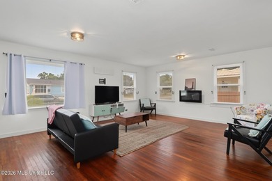 Beach Cottage Charm! Don't miss this adorable, move-in-ready - photo 3
