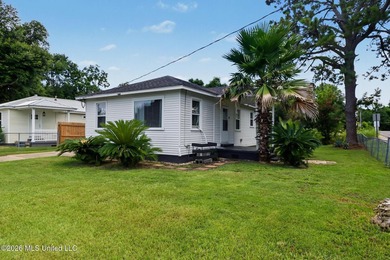 Beach Cottage Charm! Don't miss this adorable, move-in-ready - photo 4