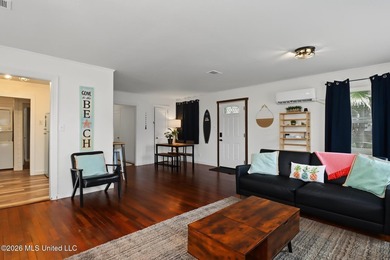 Beach Cottage Charm! Don't miss this adorable, move-in-ready - photo 7