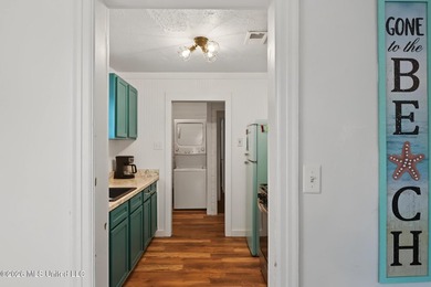 Beach Cottage Charm! Don't miss this adorable, move-in-ready - photo 8