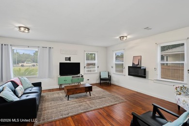Beach Cottage Charm! Don't miss this adorable, move-in-ready - photo 9