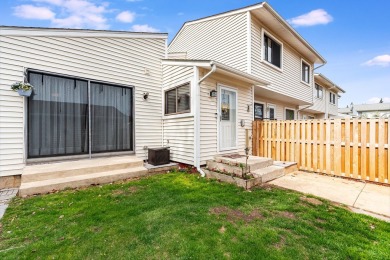 Lake Townhome/Townhouse Sale Pending in Woodridge, Illinois