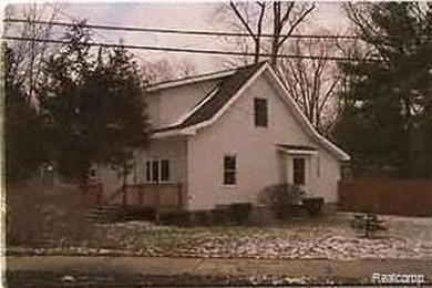 Crescent Lake Home For Sale in Waterford Michigan