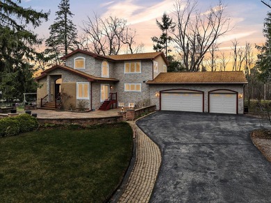 Stunning Lake Drive beauty on almost a double lot! Renovated - photo 1