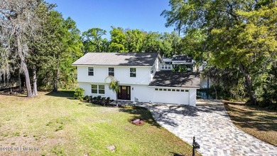 **WATERFRONT**MINS FROM BEACH**FULL RENOVATION** Welcome to this - photo 3