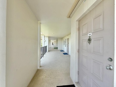 Freshly painted top-floor 2BR/2BA penthouse in a 4-story - photo 11
