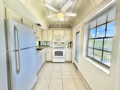 Freshly painted top-floor 2BR/2BA penthouse in a 4-story - photo 13