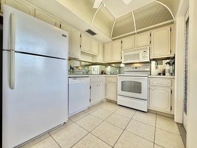 Freshly painted top-floor 2BR/2BA penthouse in a 4-story - photo 15