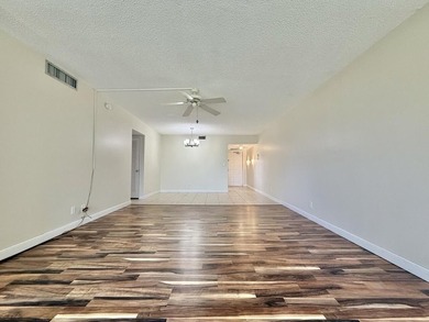 Freshly painted top-floor 2BR/2BA penthouse in a 4-story - photo 21