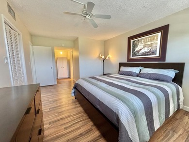 Freshly painted top-floor 2BR/2BA penthouse in a 4-story - photo 27
