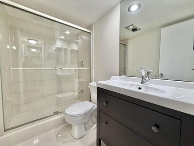 Freshly painted top-floor 2BR/2BA penthouse in a 4-story - photo 34