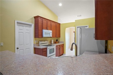 Welcome to this well maintained 4 bedroom, 3 bathroom home - photo 7