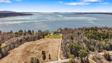 Luxurious oceanfront property on 9.4 acres with 562 ft of - photo 4