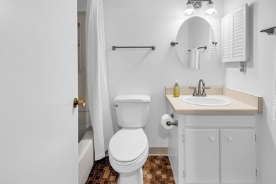 PRICED TO SELL! Updated 2-bedroom, 2 full-bath SUNLIT hideaway - photo 17