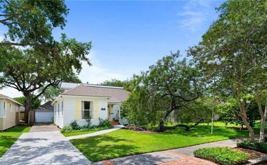 Located just a few blocks from Ocean Drive and its breathtaking - photo 2