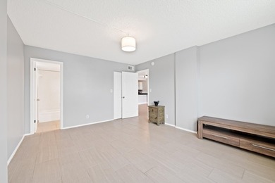 Remodeled & Spacious light and bright 2 bedroom, 2 bathroom - photo 14