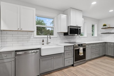 Beautiful remodel from the studs in! Farmhouse styling with 3 - photo 19