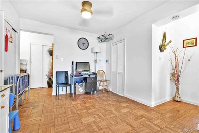 Large 1-Bedroom Co-op in Prime North Flushing Location, Spacious - photo 3
