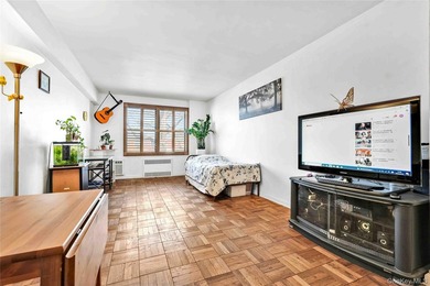 Large 1-Bedroom Co-op in Prime North Flushing Location, Spacious - photo 4