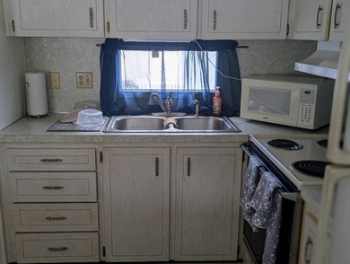 2 bedrooms. one- and one-half bath, fully furnished, Lanai on - photo 6