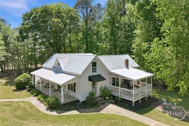 Charming updated 1940's white Farmhouse with 4 bedrooms & 2.5 - photo 4
