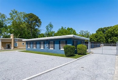 Wonderful opportunity for an owner-user. High-traffic frontage - photo 1