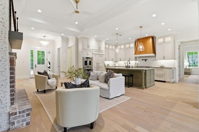 Looking for timeless luxury in a quiet, serene neighborhood that - photo 11