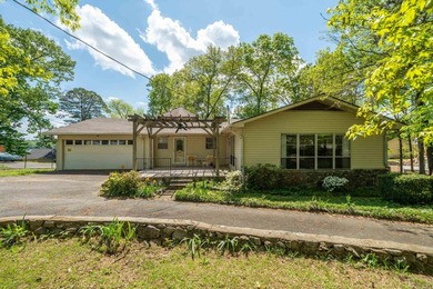 This Lake Hamilton home is located in a Quiet Cove right off the - photo 47