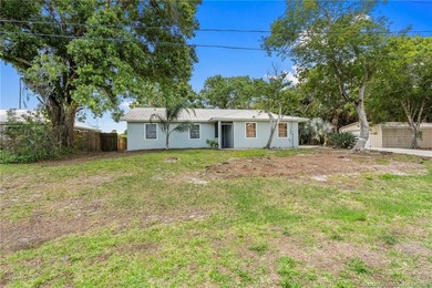 Country Cutie! Lovely 3 bed 2 bath lake front home situated on - photo 3